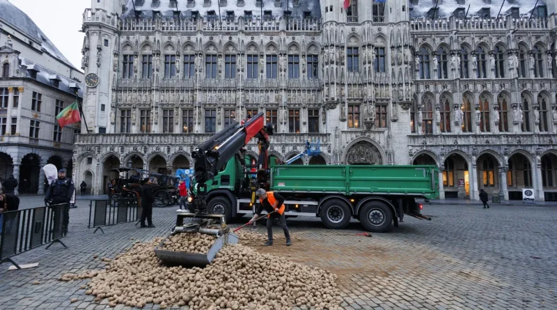 L’agriculteur ayant déversé des pommes de terre sur la Grand-Place libéré, médiation prévue.