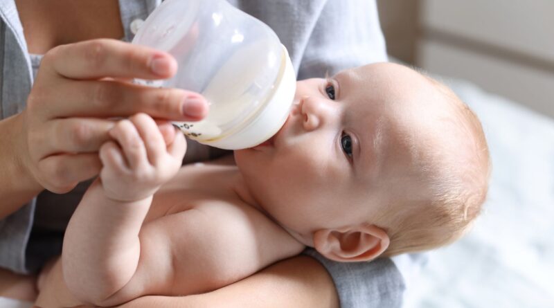 Lait infantile : « Jusqu'à deux fois par an »… Contrôle de la nourriture pour bébé ?