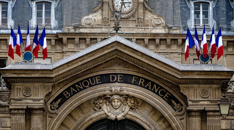 Le gouverneur de la Banque de France craint un « étouffement » sans réduction du déficit.