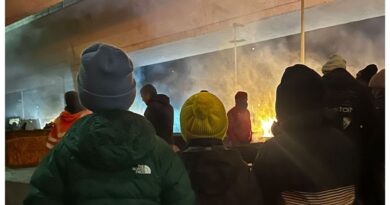 Les agriculteurs maintiennent leurs barrages sur les autoroutes wallonnes jusqu'à samedi, sauf Liège.