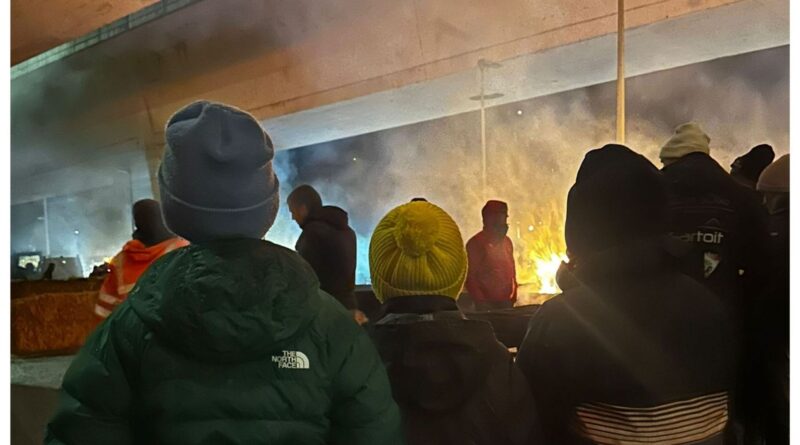 Les agriculteurs maintiennent leurs barrages sur les autoroutes wallonnes jusqu'à samedi, sauf Liège.