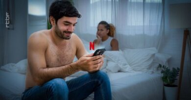 Les jeunes n’ont plus envie de faire l’amour : Netflix et réseaux sociaux en cause ?