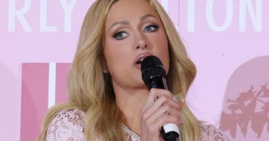 Les stars commémorent un an après la perte de leur maison.