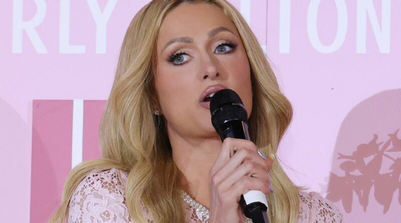 Les stars commémorent un an après la perte de leur maison.