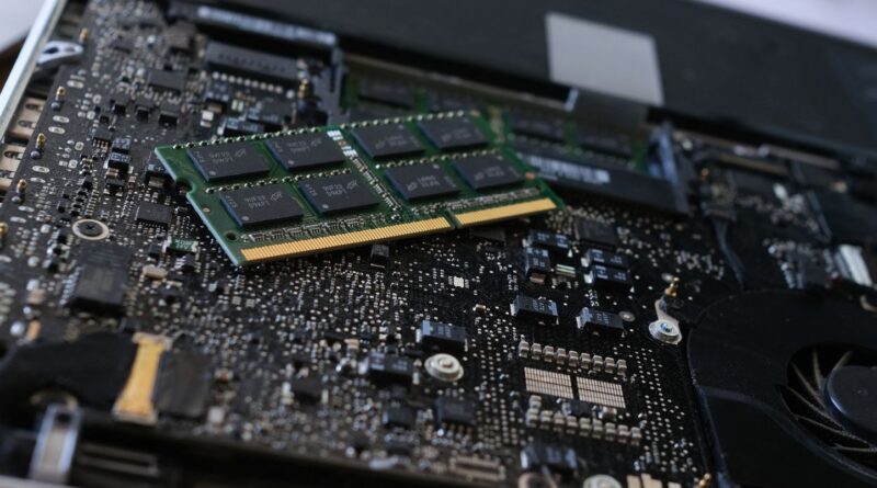 L’IA provoque une pénurie de puces mémoire et hausse des prix.