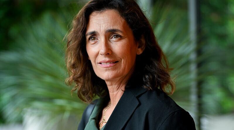 Mademoiselle Agnès critique le poids du sac de sa fille au collège.