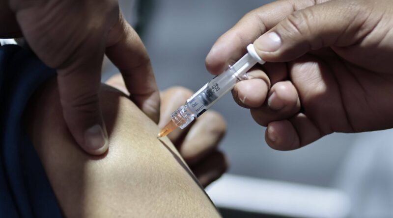 Mal au bras, fatigue, fièvre : pourquoi réagissons-nous aux vaccins ?