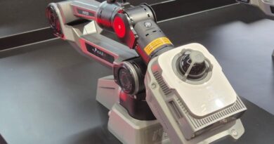 Mammotion Maston dévoile un robot pro avec bras articulé sans fil.