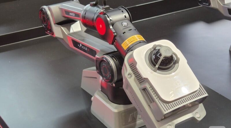 Mammotion Maston dévoile un robot pro avec bras articulé sans fil.