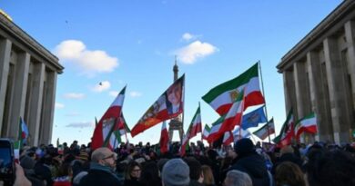 Manifestations en Iran : 250 Belges sur place, départ conseillé par les Affaires étrangères.