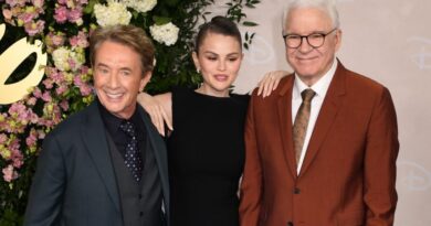 Martin Short ne parvient pas à éviter un faux pas au mariage de Selena Gomez et Benny Blanco.