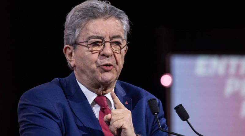 Mélanchon loue le Rafale lors de sa visite à Dassault.