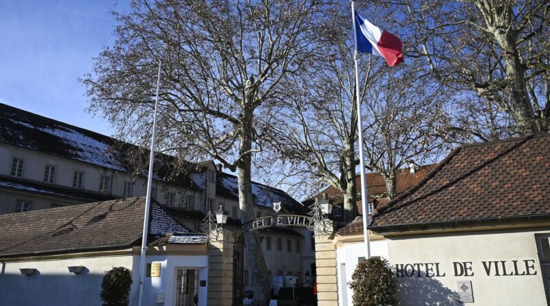 Mercosur : Des mairies françaises soutiennent les agriculteurs avec le drapeau européen