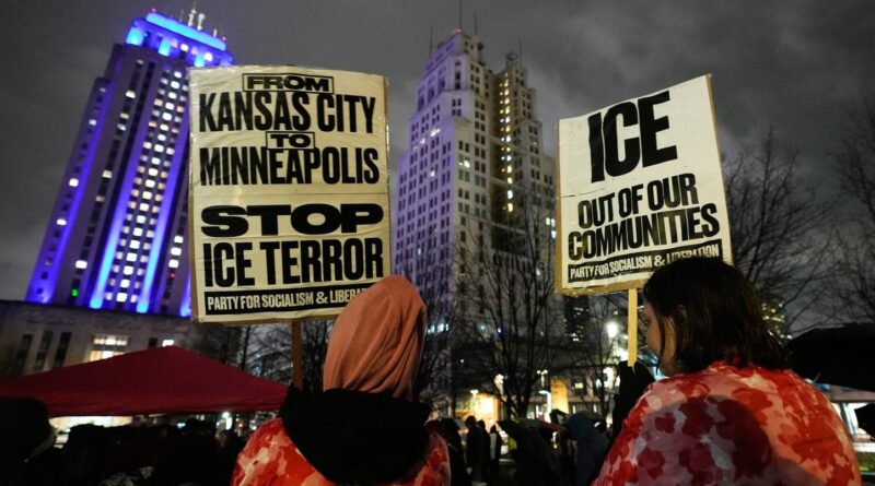 Minneapolis : Des milliers de personnes défilent après la mort de Renee Nicole Good.