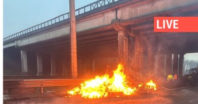 Mobilisation des agriculteurs : "On s'installe et on reste", soutiennent les manifestants mécontents de l'accord de l'UE.