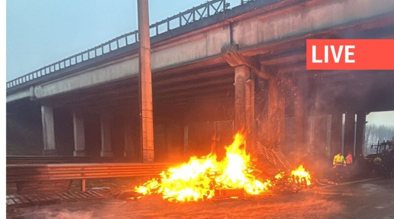 Mobilisation des agriculteurs : "On s'installe et on reste", soutiennent les manifestants mécontents de l'accord de l'UE.