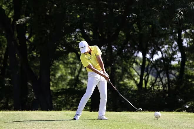 Club de golf déformé par le rolling shutter