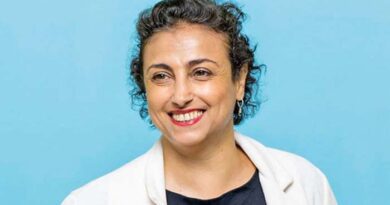 Nabila Bouatia reçoit le prix INSERM pour ses travaux en génétique.