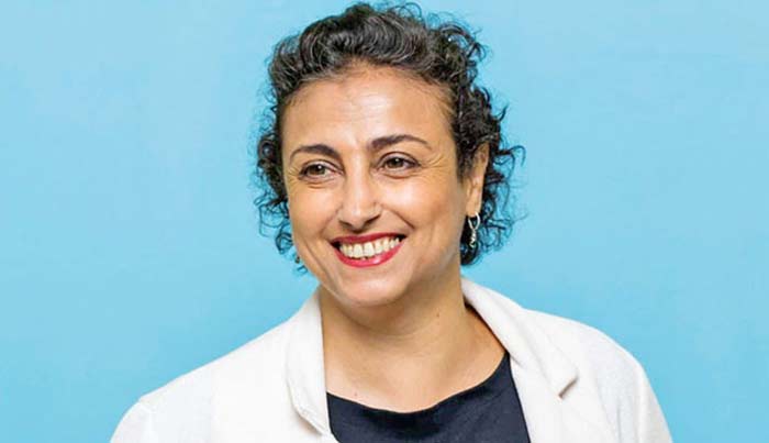 Nabila Bouatia reçoit le prix INSERM pour ses travaux en génétique.