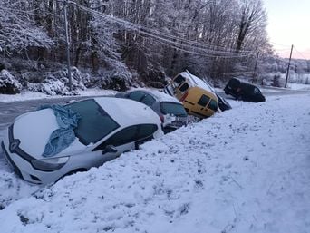 Neige en Bretagne : voitures éparpillées à Laillé dans le « petit Tourmalet »