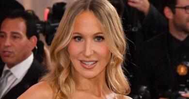 Nikki Glaser avait prévu des vannes pour les Golden Globes, mais a laissé tomber plusieurs.