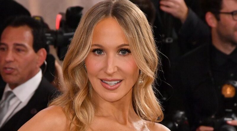 Nikki Glaser avait prévu des vannes pour les Golden Globes, mais a laissé tomber plusieurs.