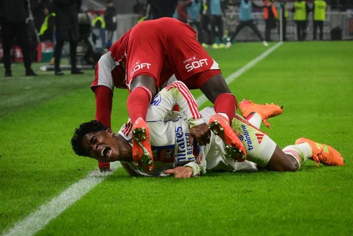 Endrick a été victime d'une vilaine faute d'un Pathé Mboup vexé par ses numéros de dribbles, dimanche en fin de rencontre contre Brest (2-1).