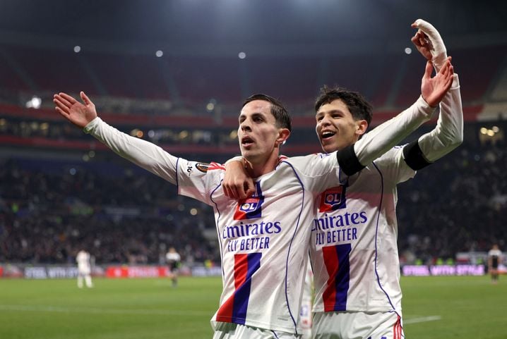 Ici félicité par Khalis Merah, lui aussi buteur un peu plus tard, Rémi Himbert (à gauche) n'est pas près d'oublier sa première titularisation avec le groupe professionnel de l'OL, jeudi contre le PAOK Salonique (4-2).