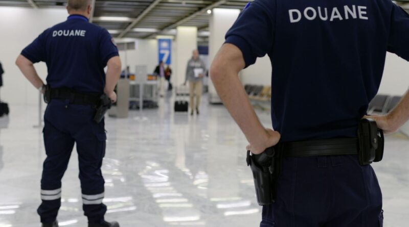 Paris : Bagagistes et agents de maintenance impliqués dans le trafic de cocaïne à Orly