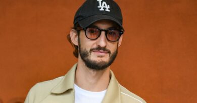 Pierre Niney partage une vidéo rare de ses filles Billie et leur chien