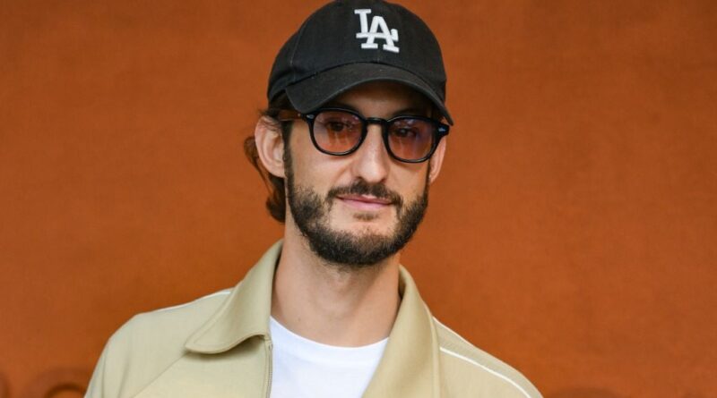 Pierre Niney partage une vidéo rare de ses filles Billie et leur chien
