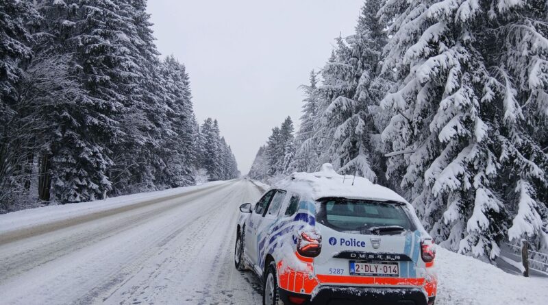 Pistes de ski ouvertes, routes enneigées et arbres brisés à l'est du pays
