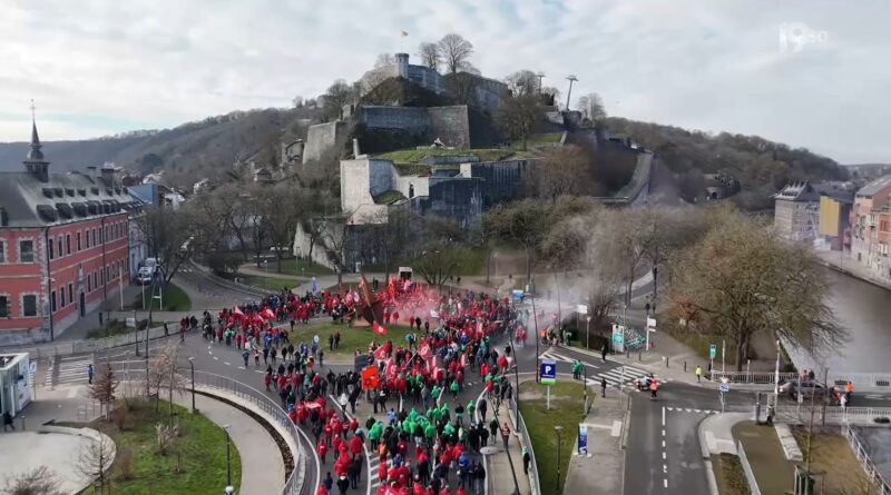 Plus de 1.500 personnes à Namur dénoncent l'absence de dialogue social.