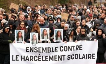 Plus de 2.200 personnes marchent contre le harcèlement scolaire pour Camélia, 17 ans.