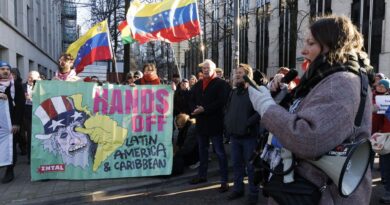 Près de 400 personnes protestent à Bruxelles contre l'attaque des États-Unis au Venezuela.