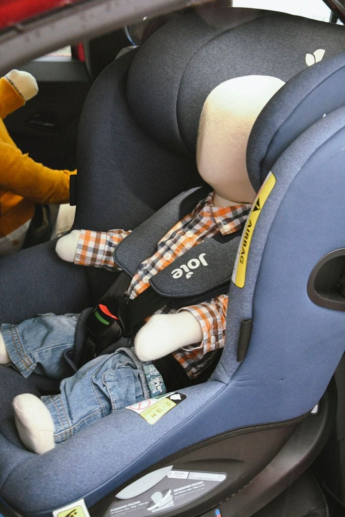 Un mannequin de jeune enfant dans un siège dos à la route.