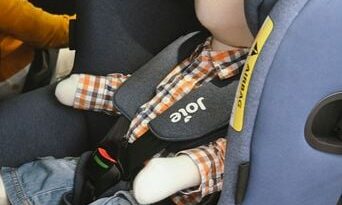 Près de deux enfants sur trois ne sont pas bien attachés en voiture.