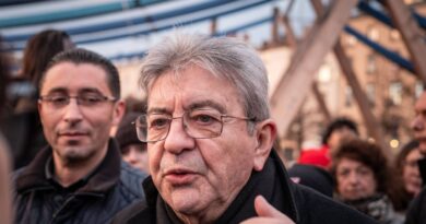 Présidentielle 2027 : Jean-Luc Mélenchon soupçonne François Hollande de se porter candidat