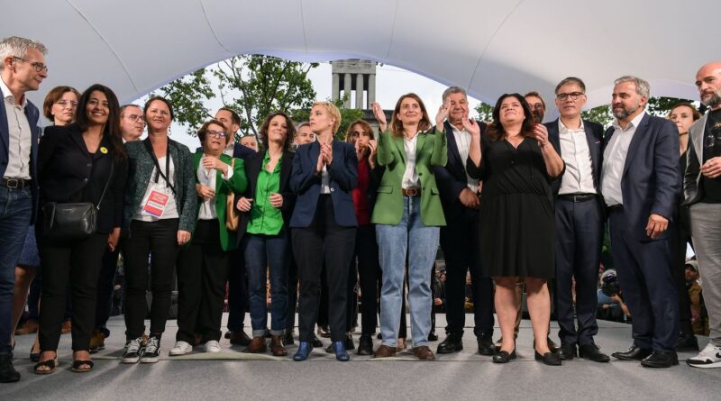 Présidentielle 2027 : La gauche unitaire planifie une primaire le 11 octobre, sans LFI ni PCF ni Place publique.