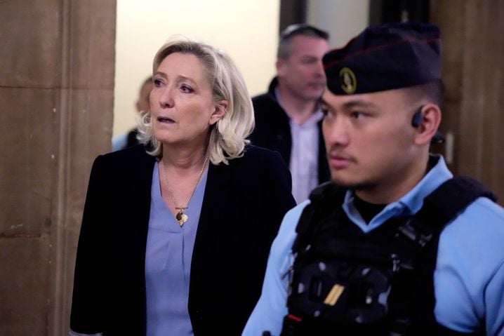 La dirigeante d'extrême droite Marine Le Pen, à gauche, sort de la salle d'audience pendant une courte pause lors de son procès en appel à Paris, le mardi 20 janvier 2026. (AP Photo/Michel Euler)