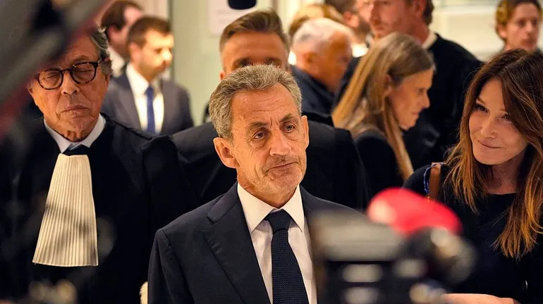 Nicolas Sarkozy après le verdict de sa condamnation dans le cadre de l'affaire du financement libyen de sa campagne présidentielle de 2007, le 25 septembre 2025.
