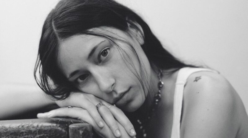 Qui est Noor ? La chanteuse qui ne transforme pas ses blessures en musique.