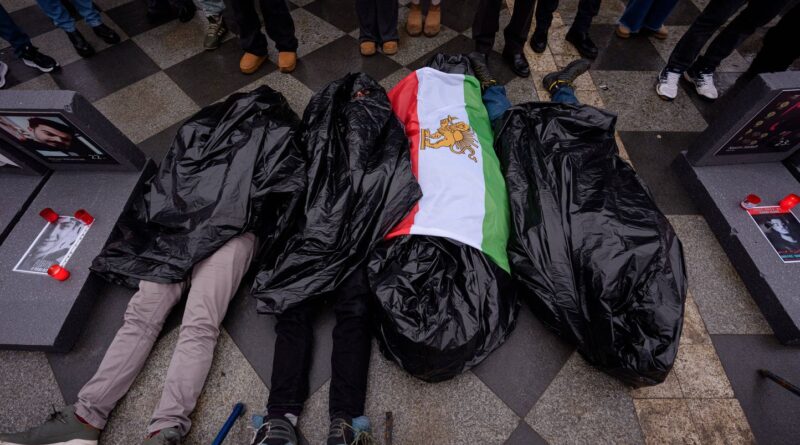 Répression en Iran : « Les menaces de mort persistent malgré l'absence des gens »