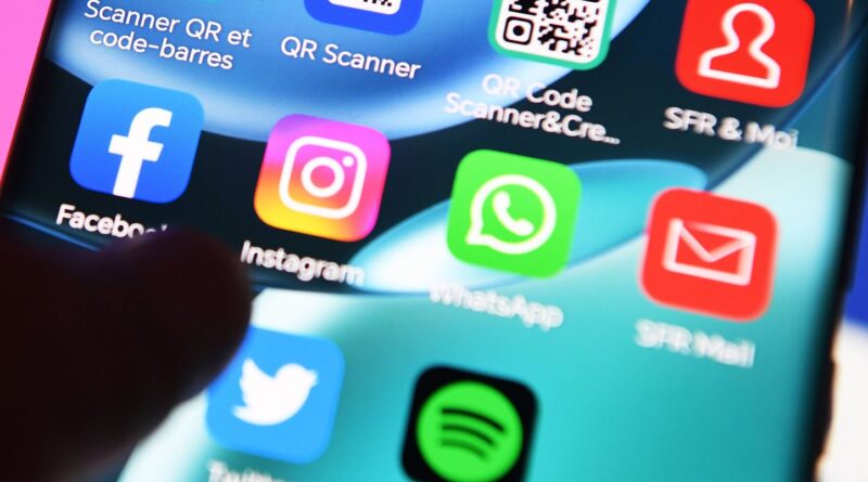 Réseaux sociaux : Macron veut interdire l'accès aux moins de 15 ans « dès la rentrée prochaine »