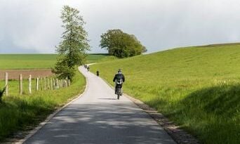 Réserver des routes rurales aux cyclistes et riverains en France ?