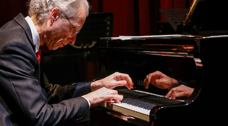 Robert Lehrbaumer à l'opéra de Tunis : le piano viennois ne déçoit pas.