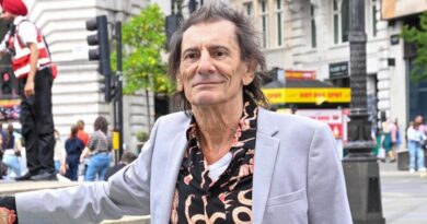 Ronnie Wood ne révèle pas avoir vécu avec Jimi Hendrix quelques semaines.