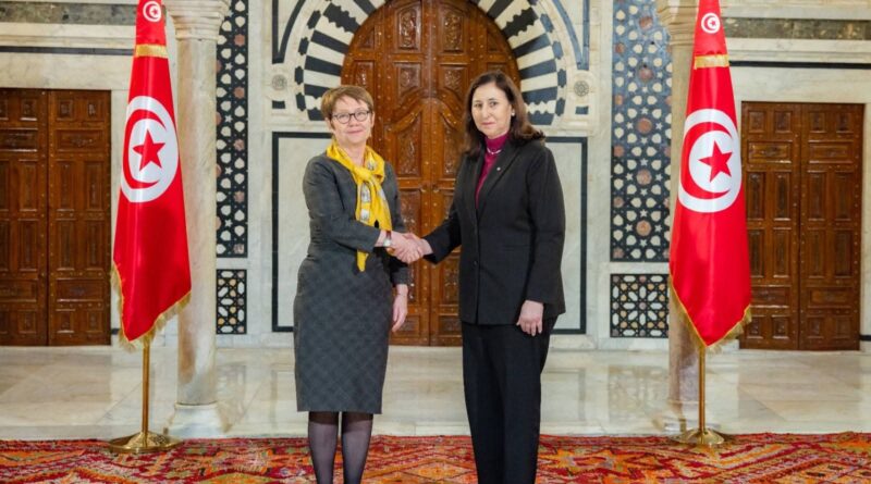 Sarra Zaafrani Zenzeri accueille la présidente de la BERD à la Kasbah.