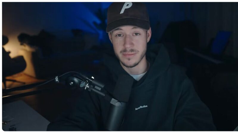 Sébastien décryptait « le côté sombre de la variété française » pour les très jeunes filles.