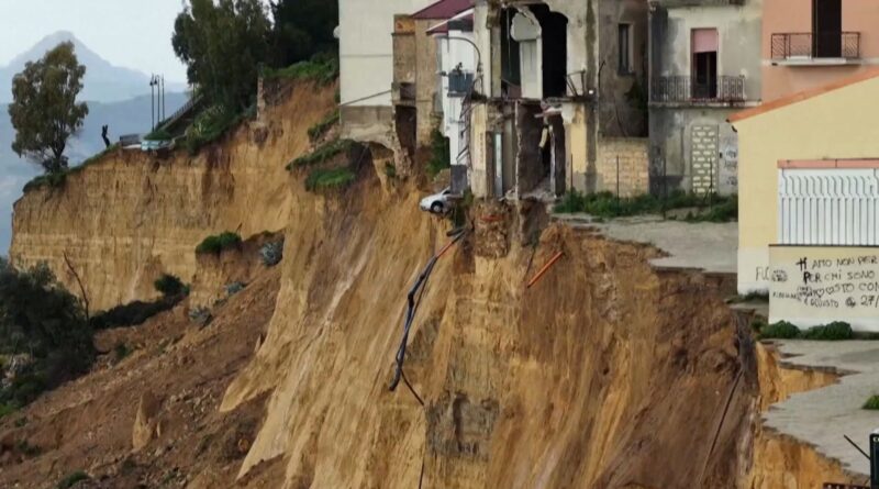 Sicile : plus de 1.000 personnes évacuées, situation critique après glissement de terrain.
